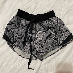 lululemon hotty hot shorts size 2. 4 length